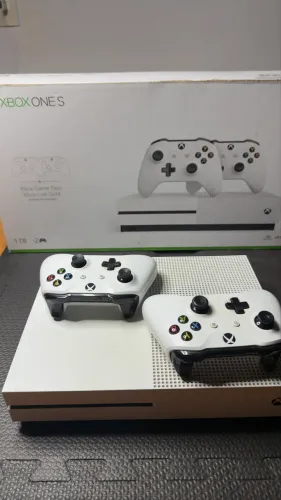 Xbox One S 1tb Branco + 2 Controles Originais Na Caixa