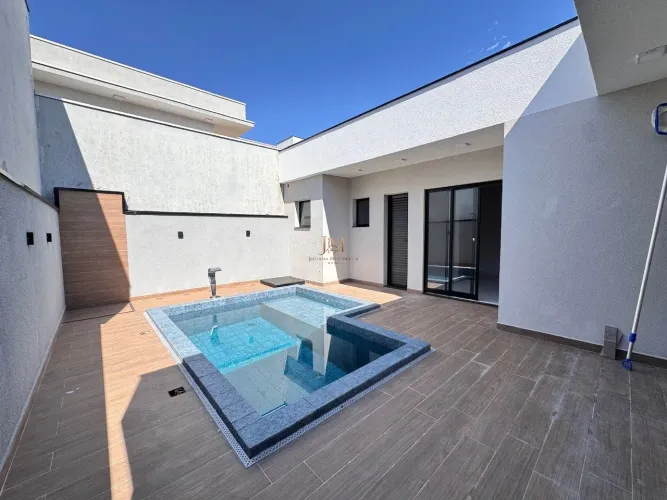 CASA TÉRREA COM PISCINA À VENDA NO CONDOMÍNIO MONTERREY EM MONTE MOR