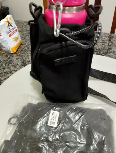 Bolsa para celular e garrafa de água