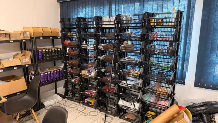 Lote 50 cestos aramados empilháveis expositor organizador - pretos