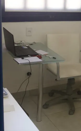 Mesinha de escritório em vidro