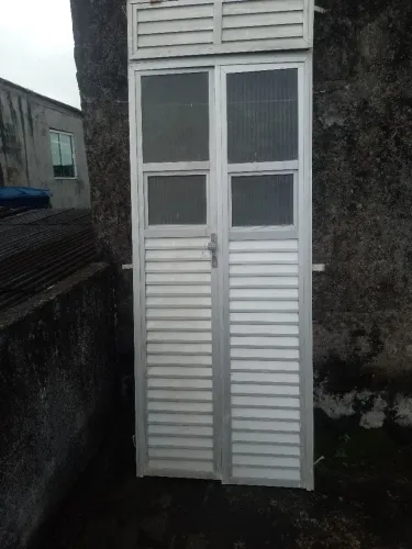 Porta de alumínio de duas bandas com bandeira