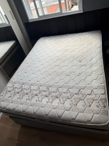 Doando Cama casal baú com colchão em perfeito estado doação