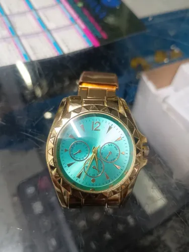 Relógio feminino lindíssimo em perfeito estado de conservação e com garantia.