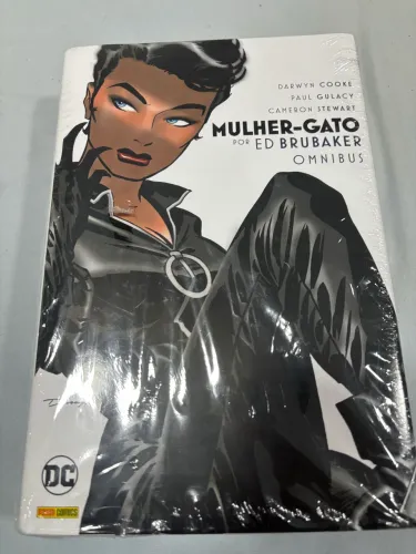 Mulher- Gato por Ed Brubaker Omnibus - Nova e Lacrada 