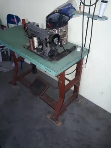 Maquina de Costura da Marca Singer Antiga Motor 220 Voltes