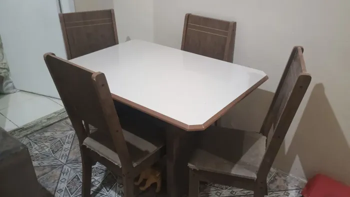 Mesa com quatro cadeiras ótimo estado