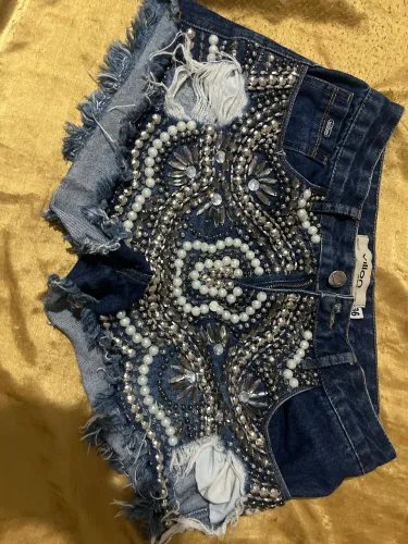 Short jeans lindo com pedraria