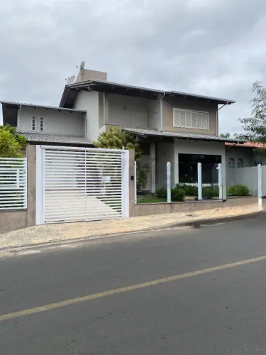 Casa à venda no Centro de Içara-SC: 4 quartos, 1 suíte, 2 salas, 4 banheiros, 1 vaga de ga