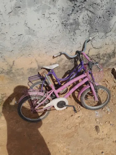 Duas bicicleta de criança 80