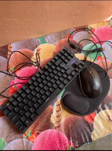 Teclado mecânico e mouse gamer