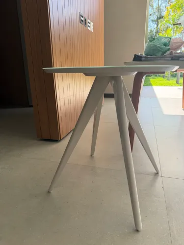 Mesa lateral laqueada impecável