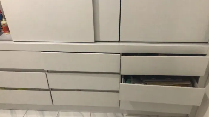 Guarda roupa com porta de Correr, com 9 gavetas em perfeito estado!