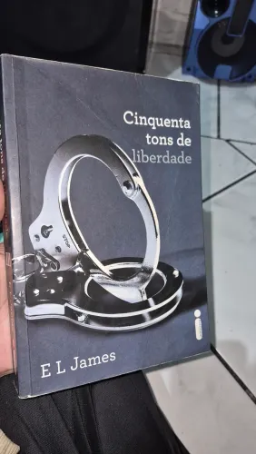 Cinquenta tons de liberdade - E L James (543 páginas)