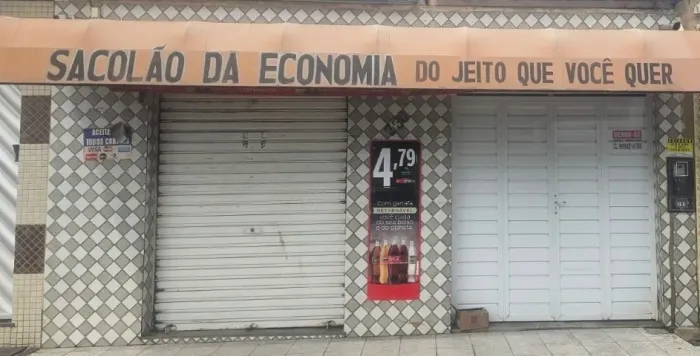 Casa comercial com 25 metros de comprimento e 6 de largura