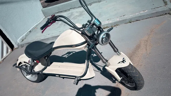 Moto Scooter Elétrica que parece uma Harley Davidson