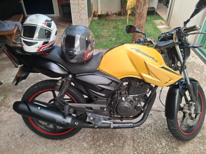 Moto apache 150 em ótimo estado de conservação partida elétrica e pedal.
