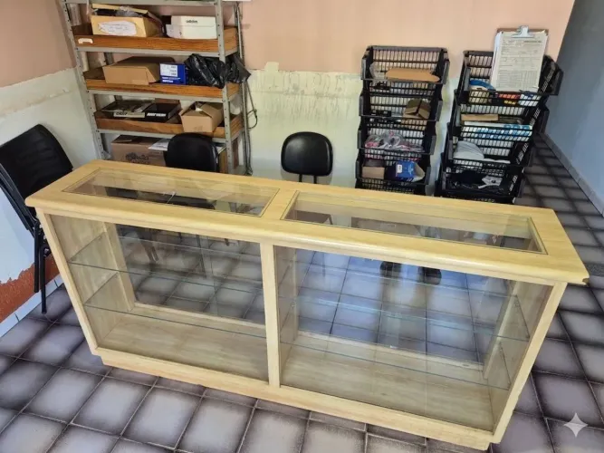 Balcão de Atendimento para Loja 2 metros (MDF Marfim) com Prateleiras de Vidro
