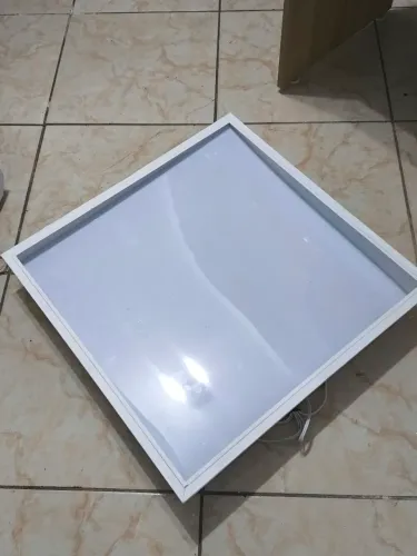 Luminária com lâmpadas tubulares de Led