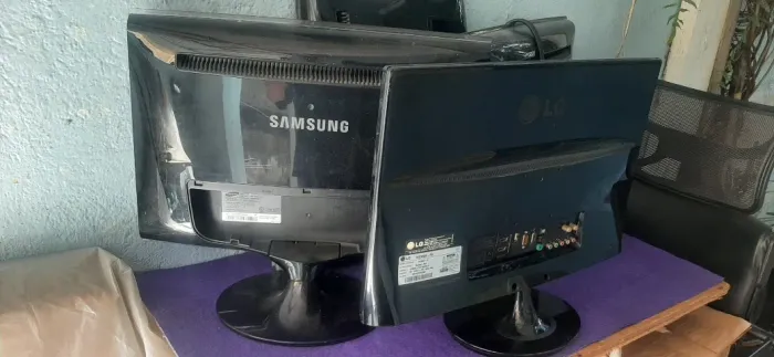 4 monitores vendo barato como sucata ,telas inteiras +brinde 2 telas