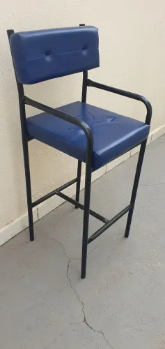 Banquete alta azul de ferro com estofado azul