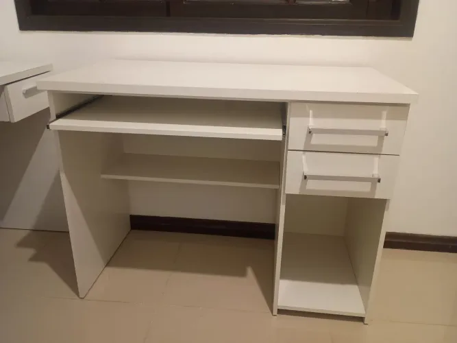 Vendo escrivaninha e armário para sala!