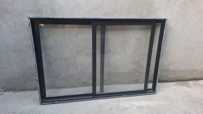 Janela preta 1.50 x 1.00 metro usada