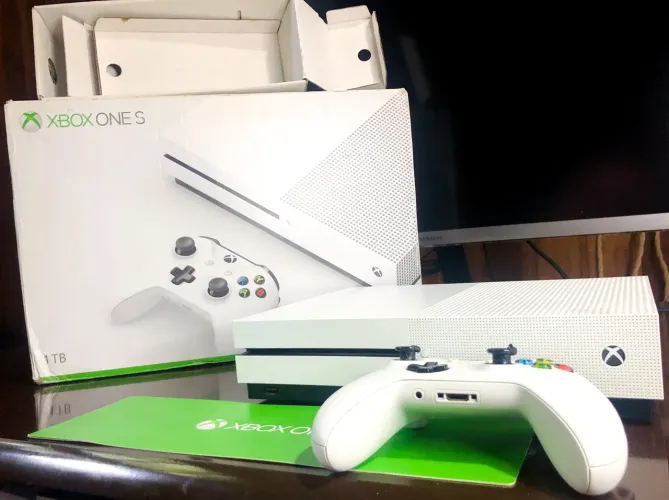 Xbox One S 1TB com Caixa Berços e Controle Original