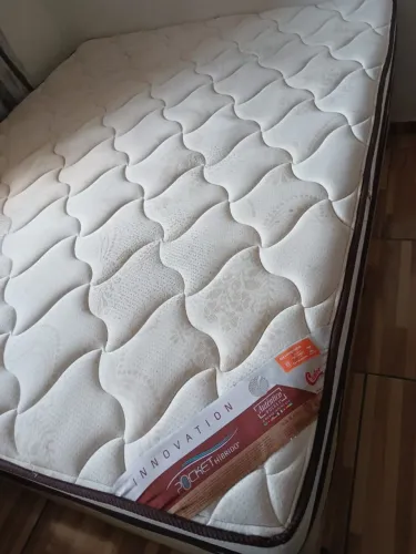 Cama queen size castor