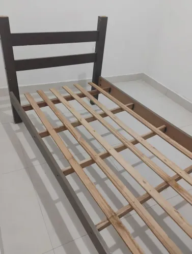 Cama de solteiro ,sem colchão.