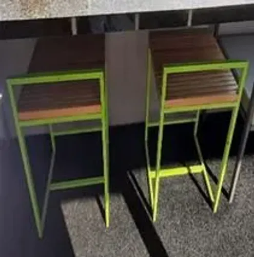 Banqueta fixa, quadrada, madeira e ferro