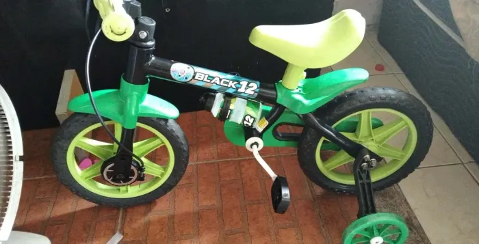 Vendo bicicleta infantil nova
