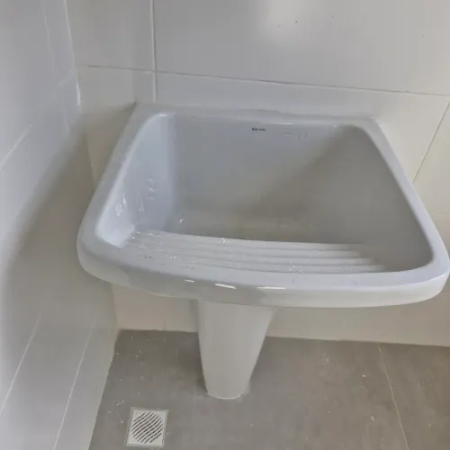 Tanque de louça branco com coluna  incepa/ Roca 