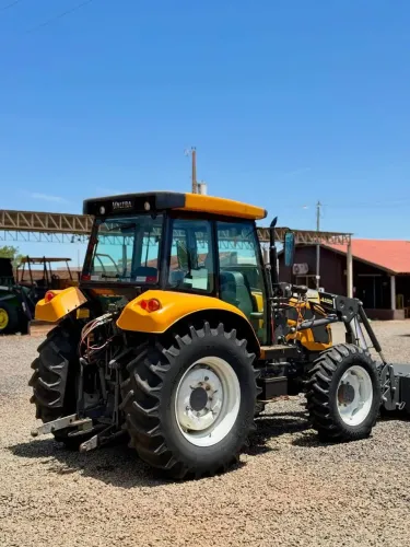 TRATOR AGRÍCOLA