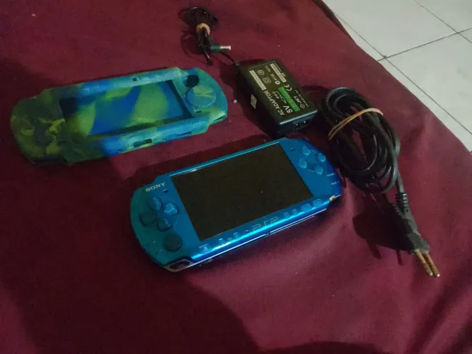 Vendo PSP 3000 edition azul já destravado novo !!!!