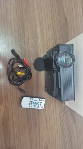 Mini Projetor Led 1200 Uc46 - Nunca foi usado - R$ 450,00