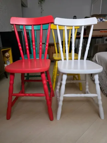 Conjunto com 4 cadeiras coloridas em madeira - Marca: Tadah