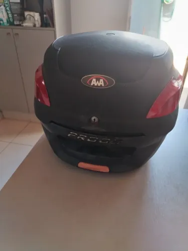 Baú de moto 41 litros com suporte