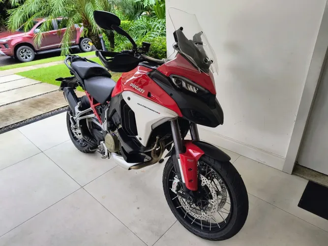Ducati Multestrada V4S, vermelha, ano 2023, praticamente sem uso, em perfeito estado
