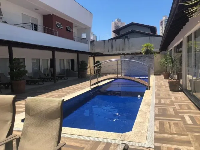 MARAVILHOSA CASA AMPLA COM PISCINA E CHURRASQUEIRA.