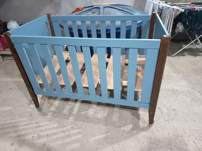 Berço 3 em 1 azul sem colchão pequena avaria lado de dentro um risco apenas retirada