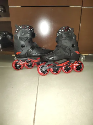 Par de Patins Traxart Revolt tamanho 38/39.