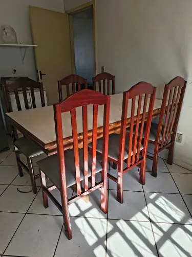Vendo mesa e cadeiras.