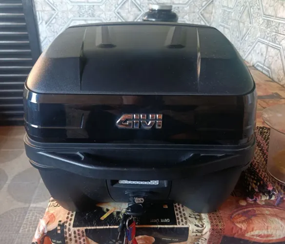Baú de moto marca GIVI 33LT