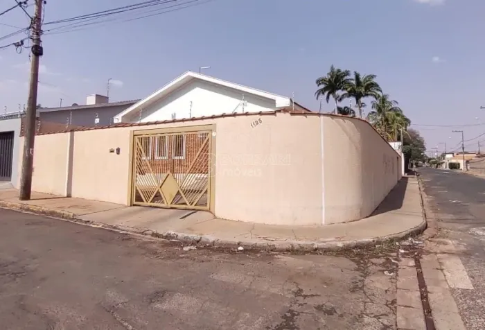 Venda de Casas / Padrão na cidade de Américo Brasiliense