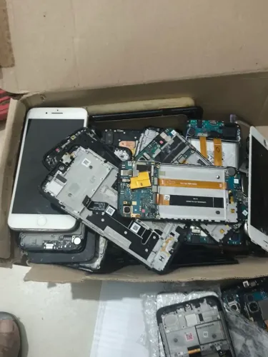 Vendo um soprador térmico da yaxun e umas sucatas de celular
