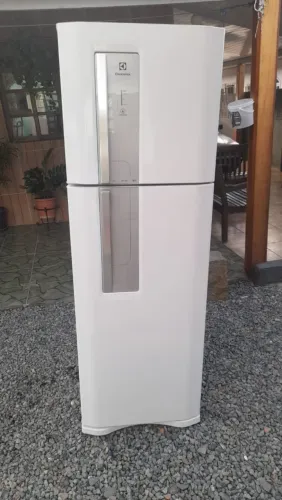 Vendo geladeira funcionando perfeitamente ta muito bonita posso entregar 