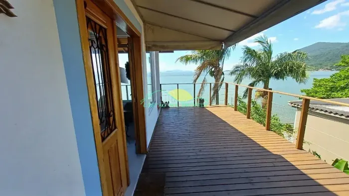 Casa com 3 quartos (1 suíte) e quitinete, com acesso ao mar e exuberante vista panorâmica 