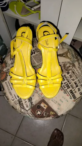 Sandália plataforma amarela