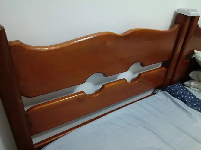 Duas camas de solteiro com colchões